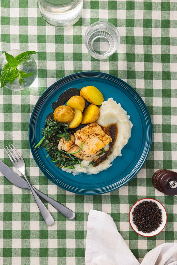 Torskefilet med blomkålpuré, stekt spinat og soyasmør