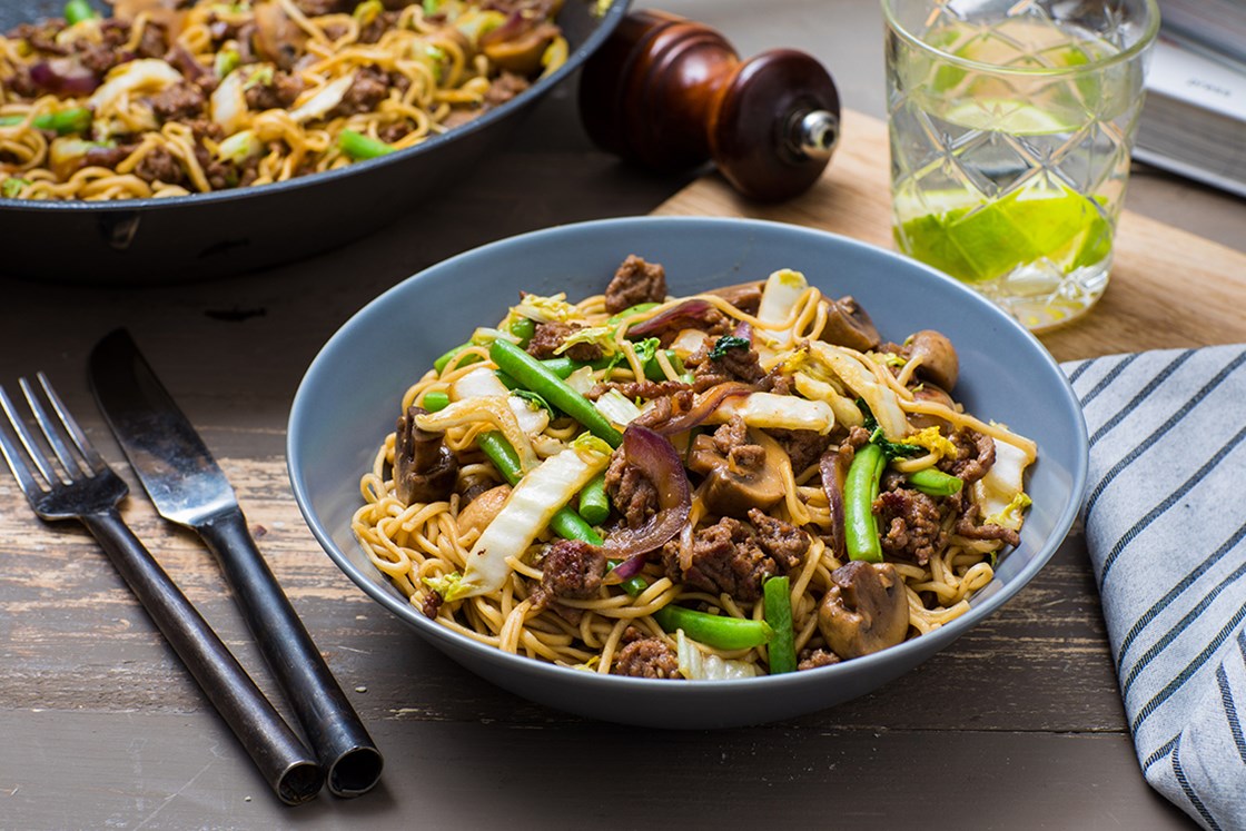 Kjøttdeigwok med hoisinsaus og nudler