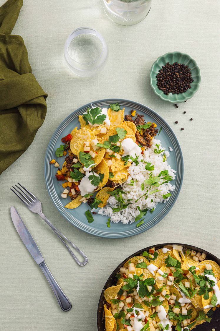 Ostegratinert svinekjøttdeig med mais og tortillachips, ris og rømme
