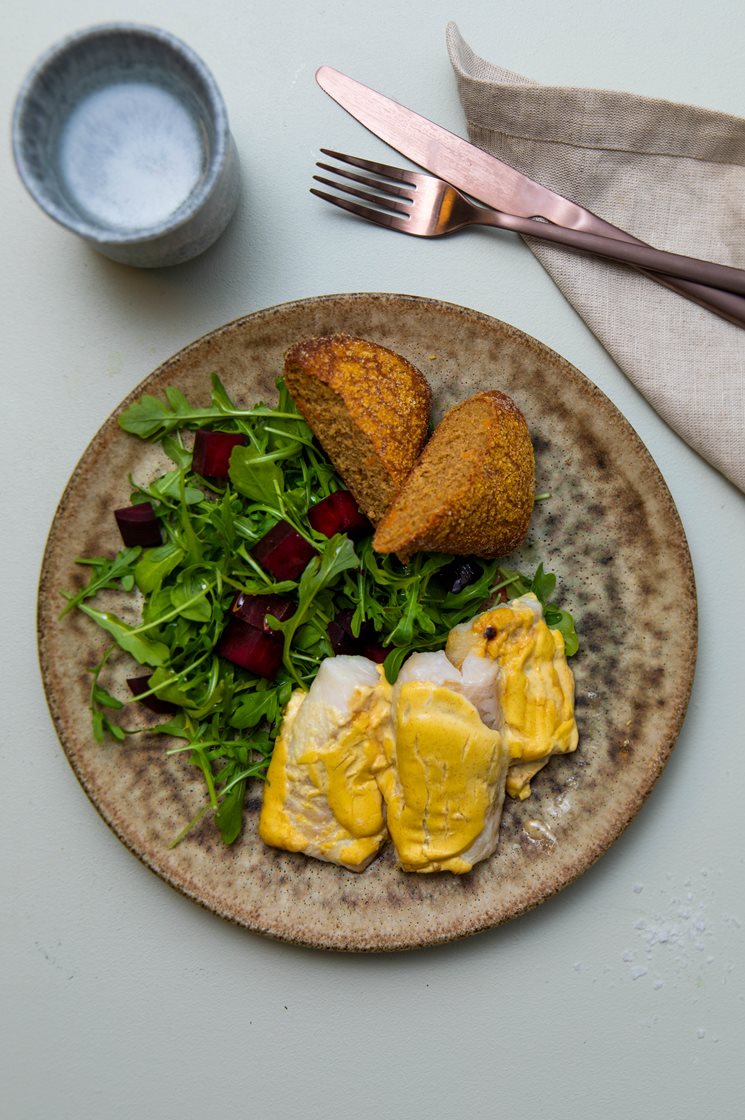 Hvid fisk med sennepslåg, rødbedesalat og groft brød