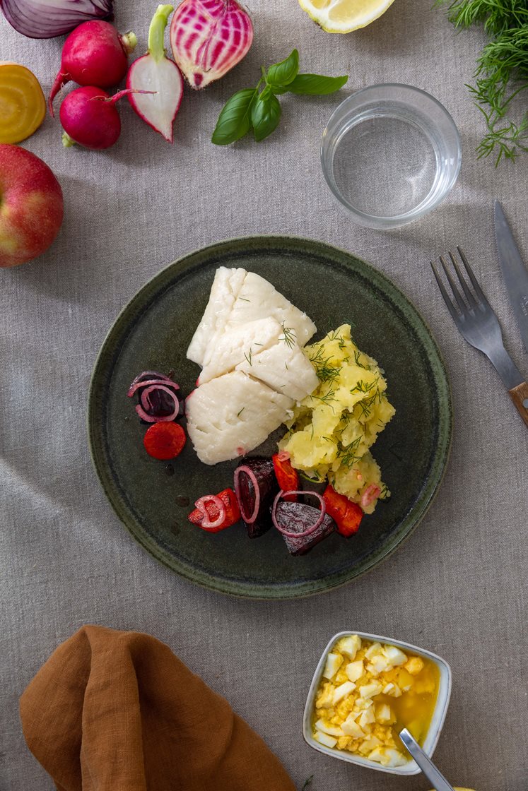 Posjert torsk med ovnsbakte rødbeter og potetkompott med dill, servert med eggesmør