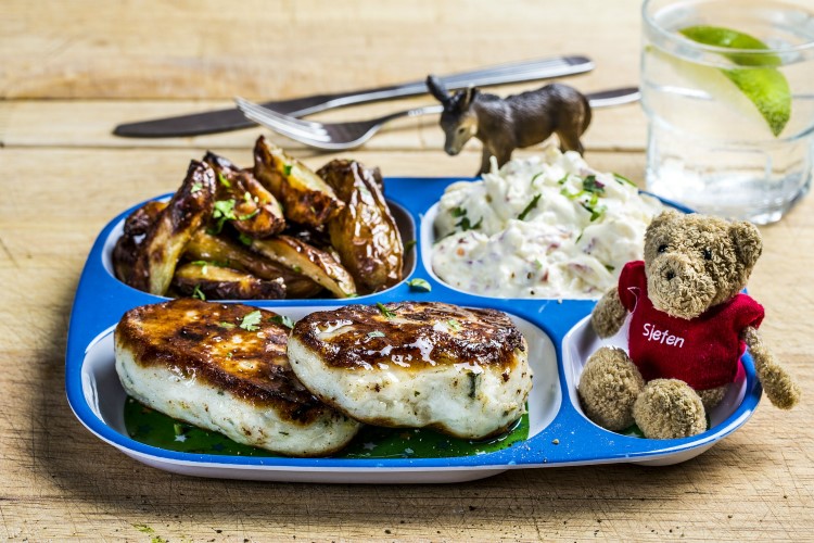 Fiskekaker med eple-tzatziki og kløftpoteter                 