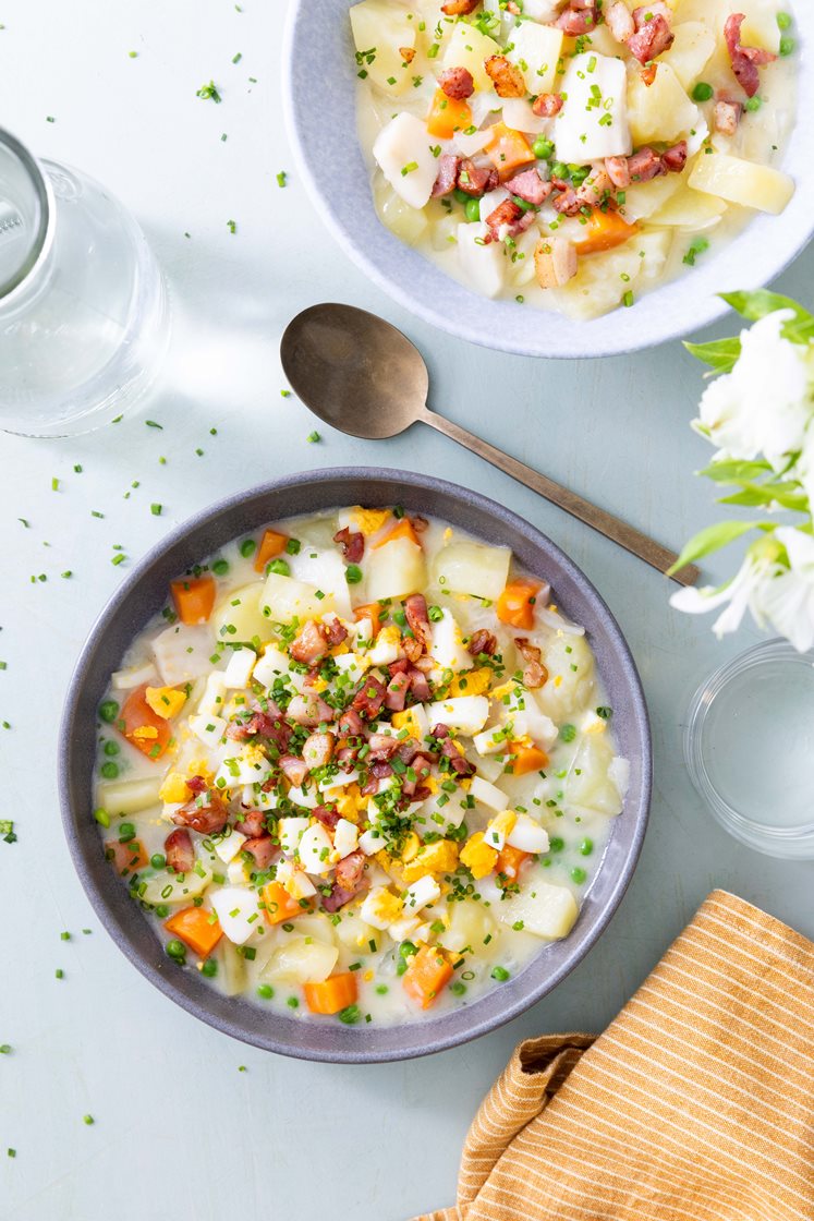 Fiske chowder med gulrøtter, grønne erter og sprøstekt bacon