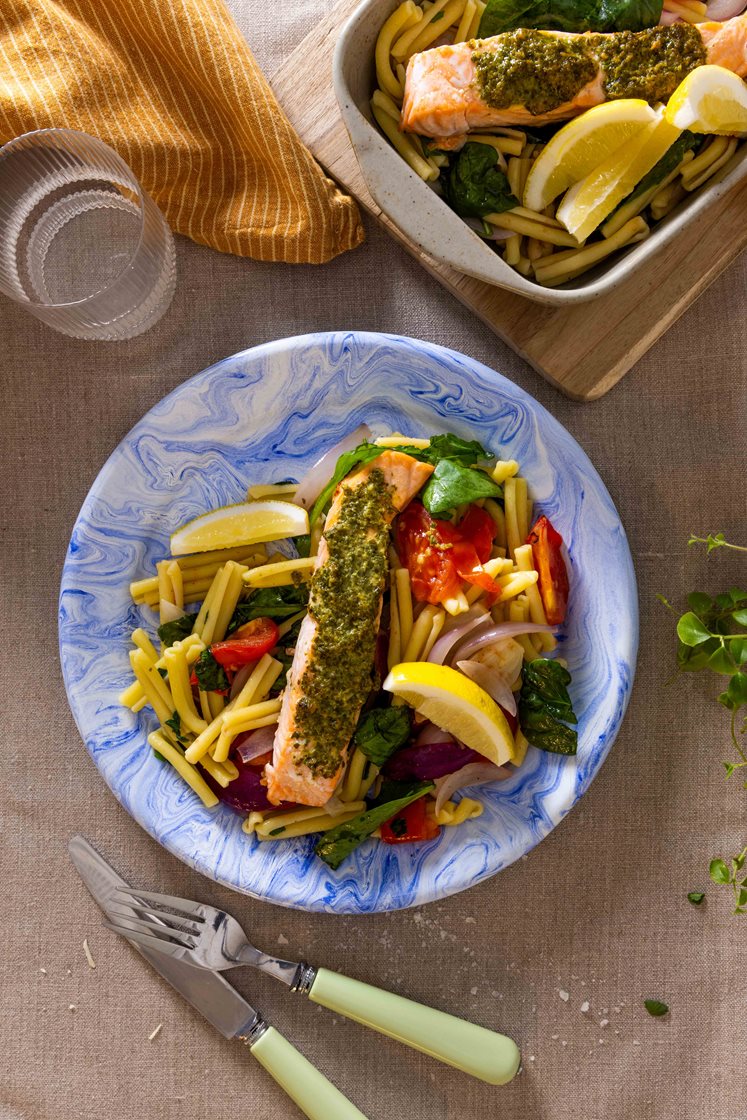 Bagt laks med grøntsager, pasta og citron