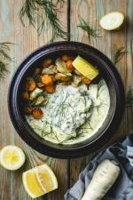 Lyr i kremet dillsaus med bakte rotgrønnsaker og sitronbåter