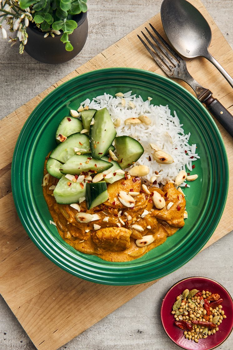 Chicken korma med Bjärekyckling, rostad mandel, picklad gurka och basmatiris