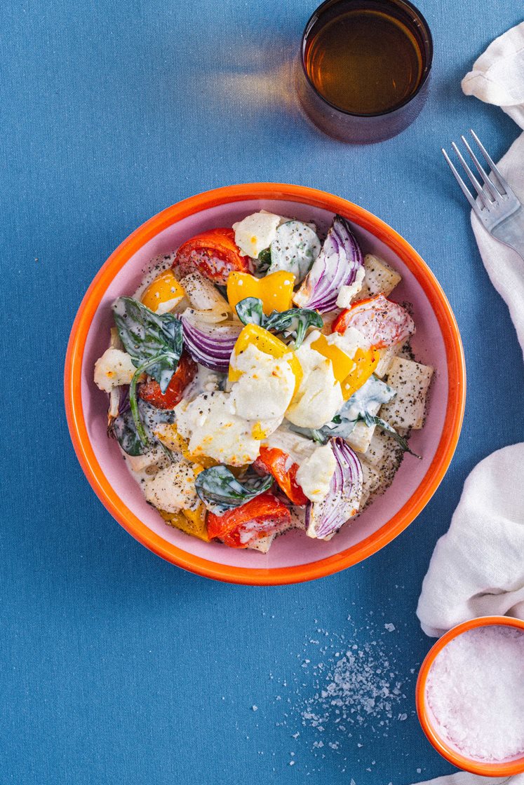 Hvitløkskremet pasta med chevrebakte grønnsaker og spinat