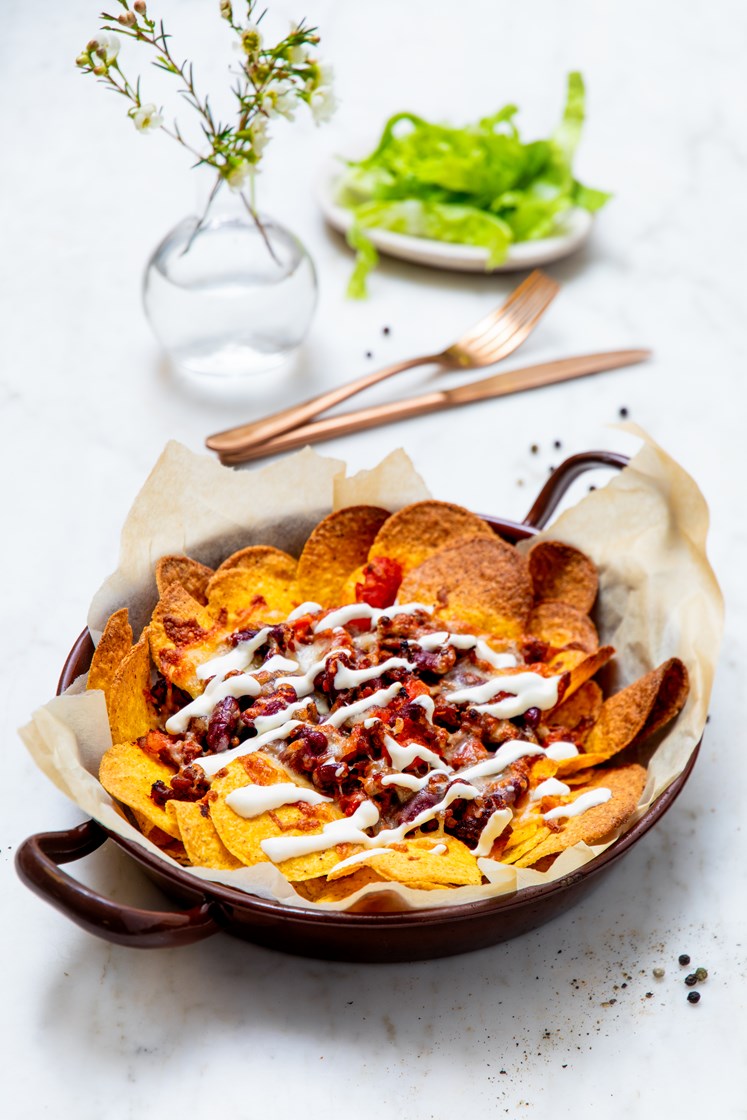 Gratinert nachos med lettrømme og tomatsalat