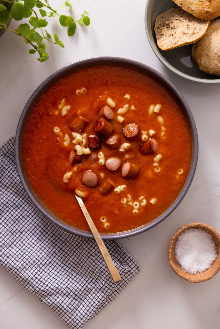 Hjemmelavet tomatsuppe med pølser og groft brød