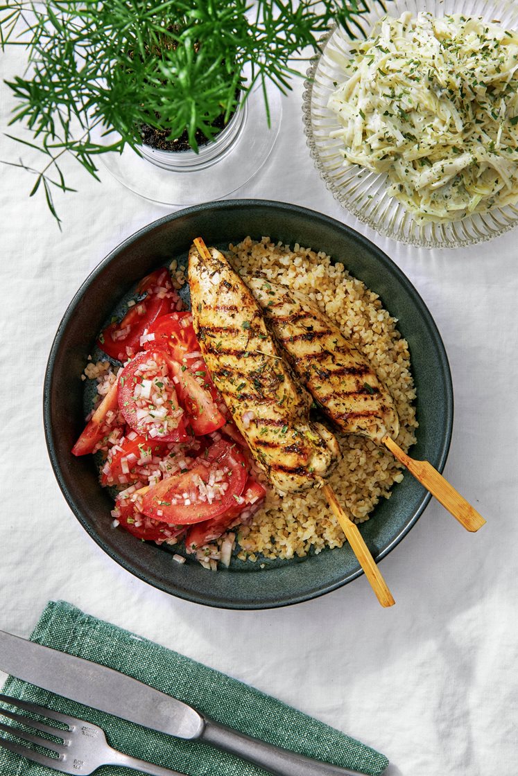 Grillade kycklingspett med coleslaw smaksatt med dragon och rostad vitlök