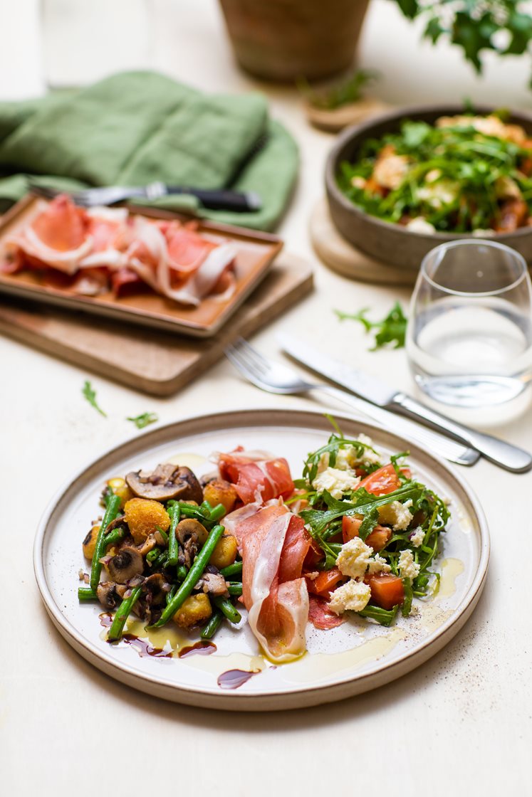 Pannestekt gnocchi med parmaskinke, grønne bønner og ruccola- og mozzarellasalat