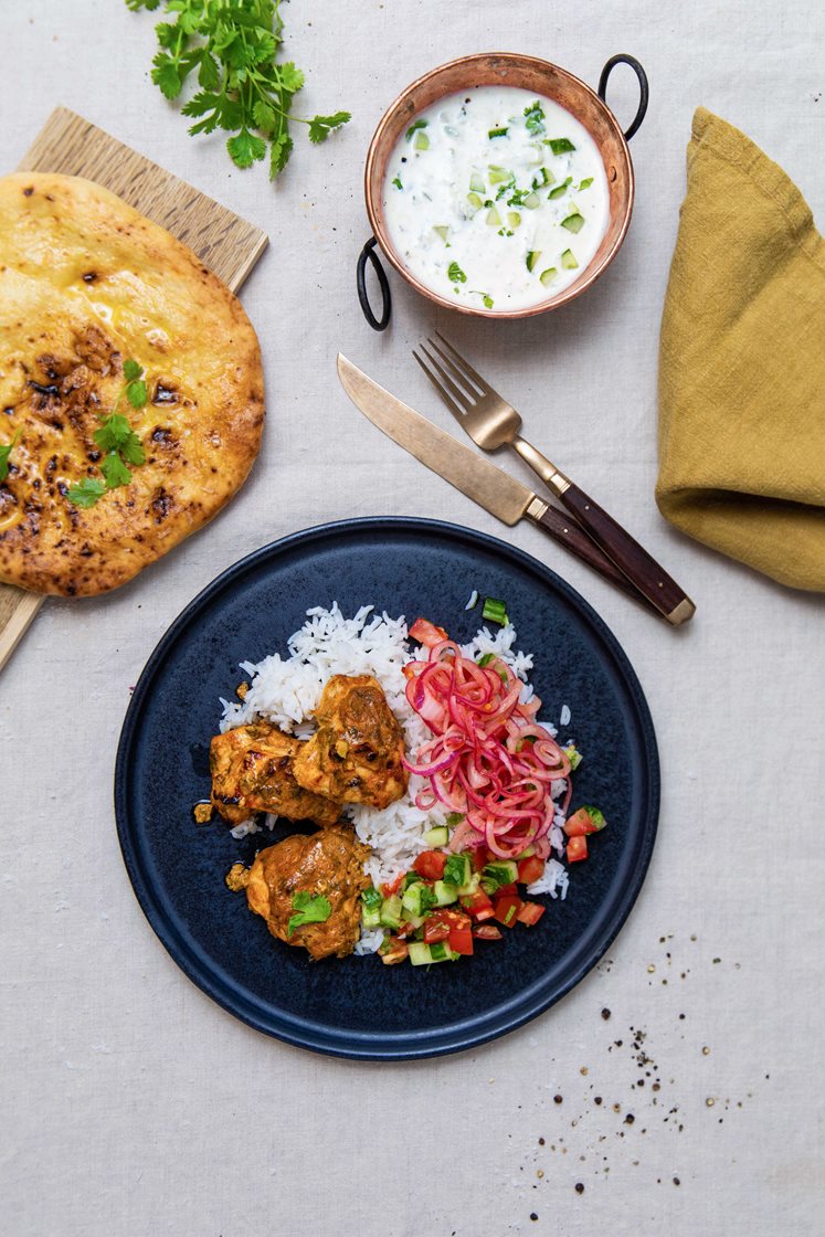 Kylling tandoori med kachumbersalat, mynteraita og hvitløksnan