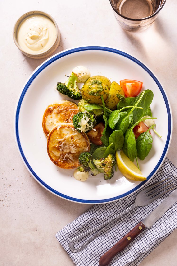 Gratinerte fiskekaker med brokkoli og pestopoteter, aioli og spinatsalat