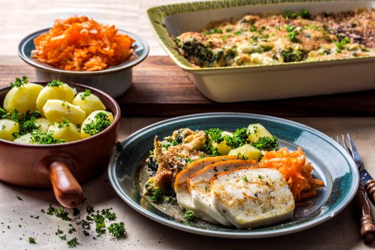 Stekt fiskepudding med helstekt blomkål og råkostsalat