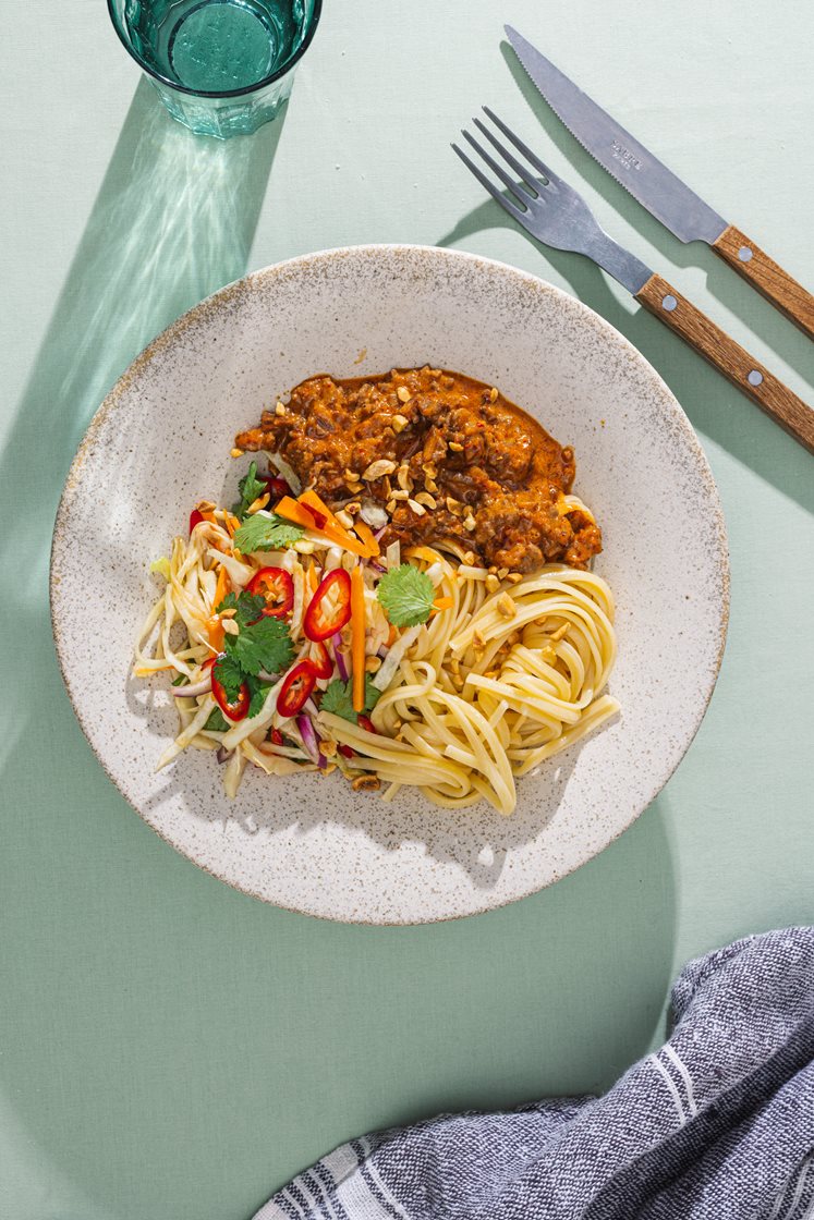 Massaman – og kokoskremet Thai Bolognese med asiatisk kålsalat