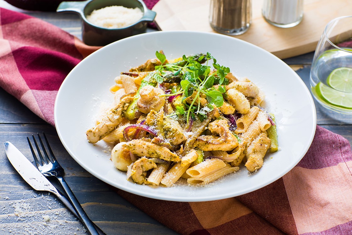 Kyllingpasta med pesto, asparges og oregano
