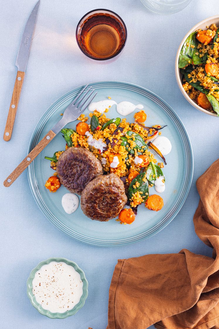 Biffkarbonader med urtedressing og bulgursalat med bakte grønnsaker og ajvar