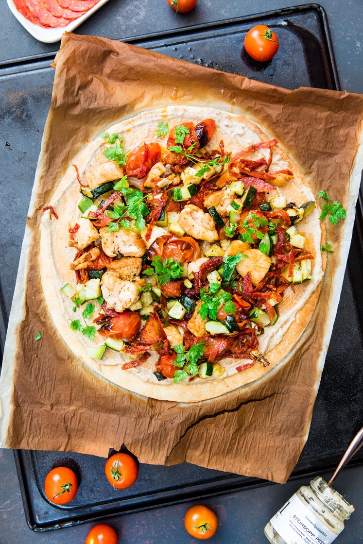 Steinsoppizza med chorizo, kylling, squash og cherrytomater