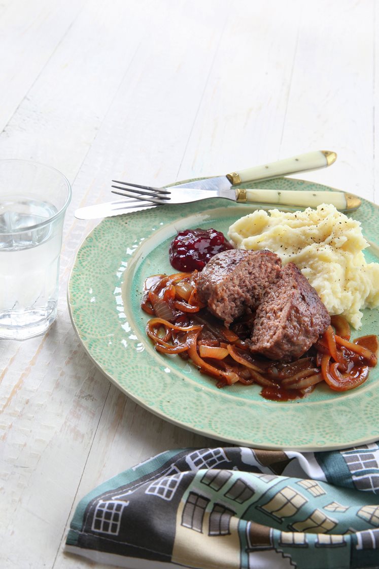 Pannbiff med stekt lök, potatismos och rårörda lingon