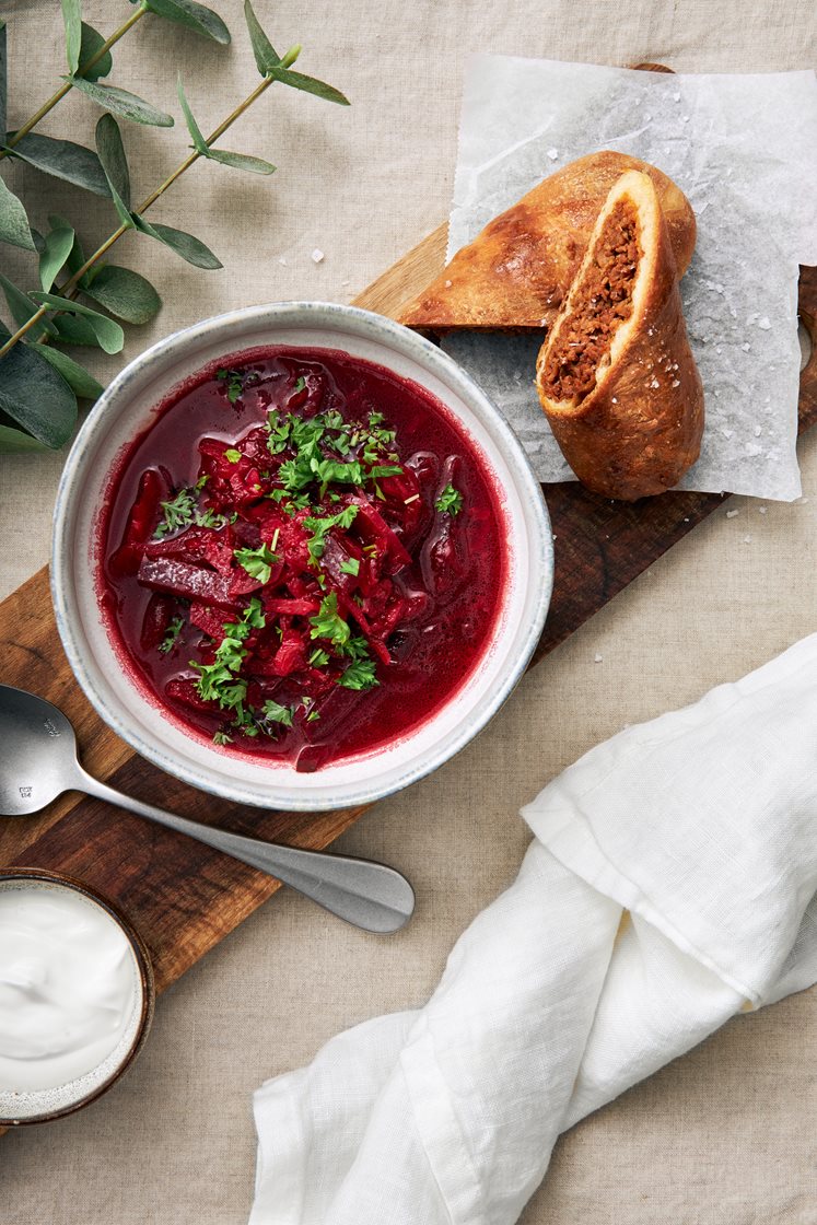 Borsjtj med kruspersilja och vegetariska piroger 
