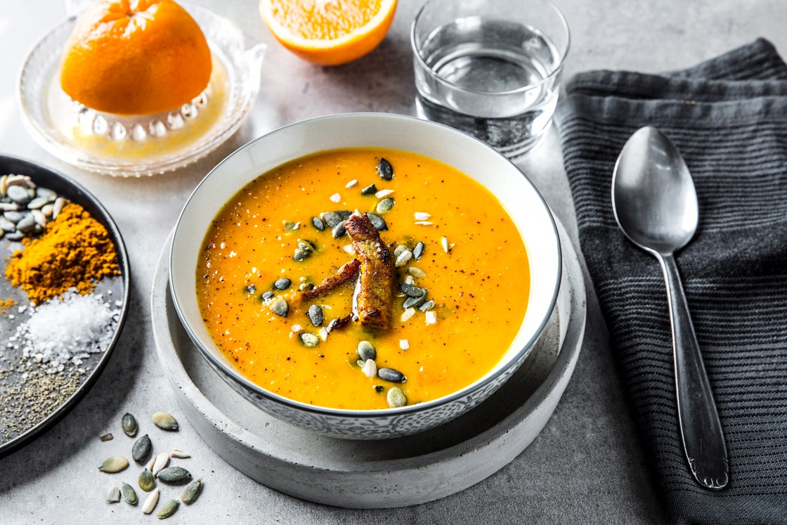 Gulrot- og appelsinsuppe med strimlet svinekjøtt