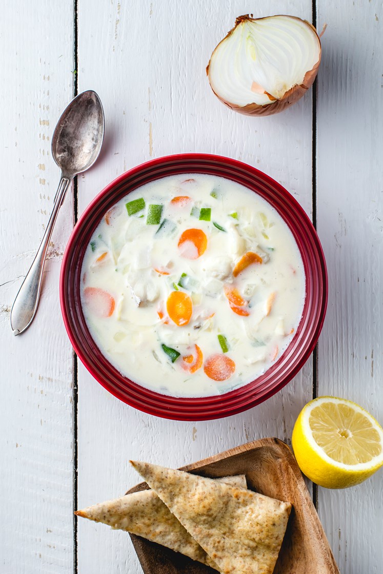 Fiskesuppe med sei, fennikel og purreløk servert med langbrød