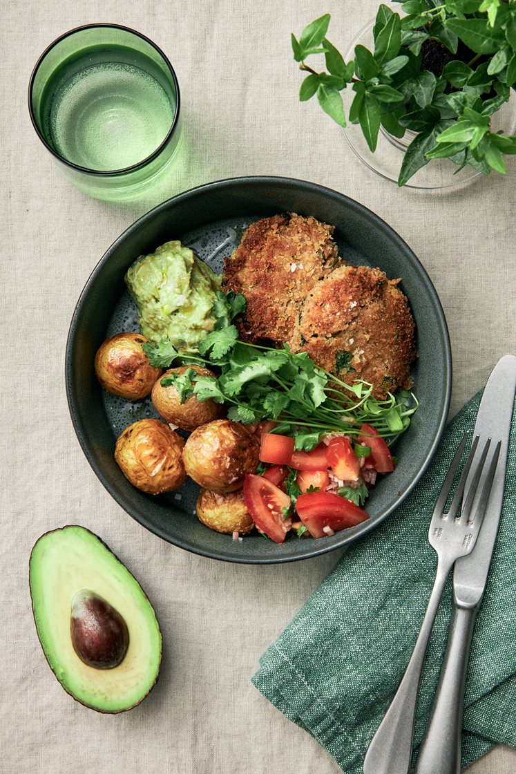Mexican tuna cakes med avokadokräm, koriander och tomatsallad