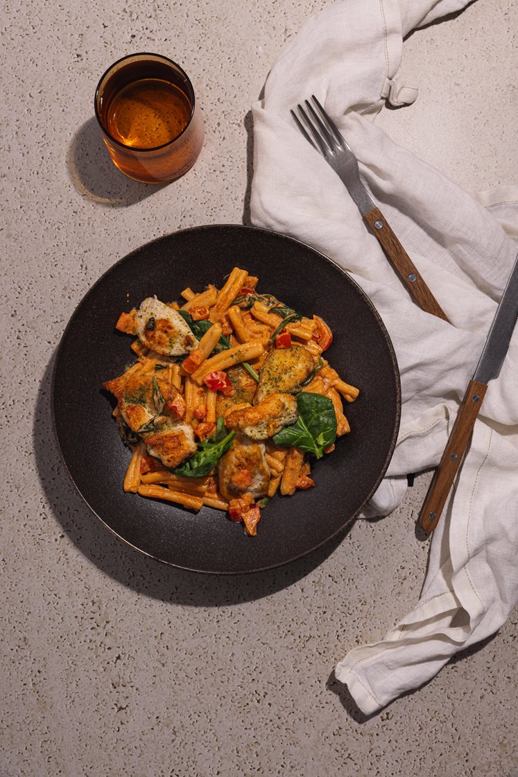 Pasta casarecce i kremet paprikasaus med kyllingfilet og spinat
