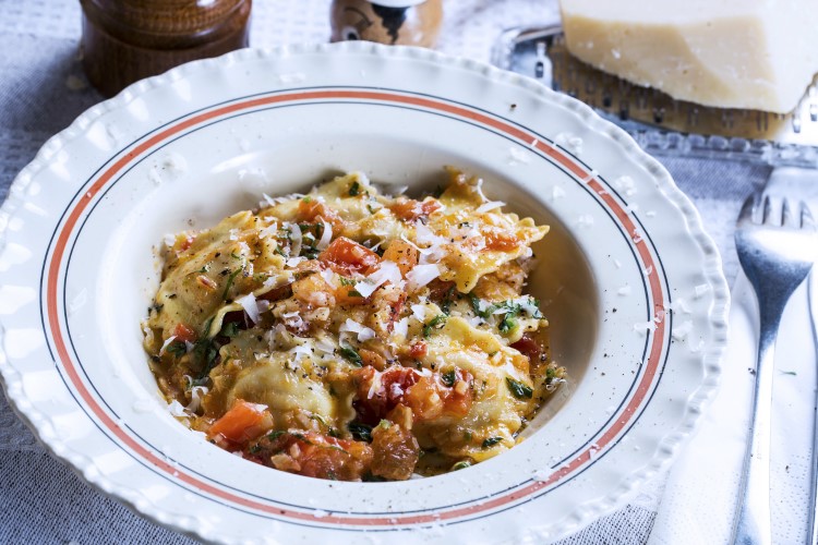 Pasta med tomat- og baconsaus