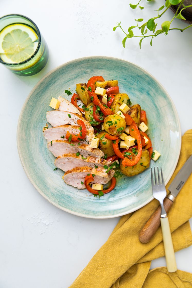 Stegt kyllingebryst med kartoffel/peberfrugtsalat