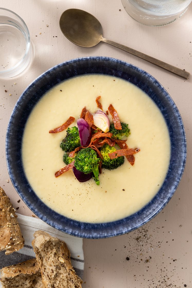 Kremet pastinakksuppe med sprøstekt pepperoni, brokkoli og grove bagetter