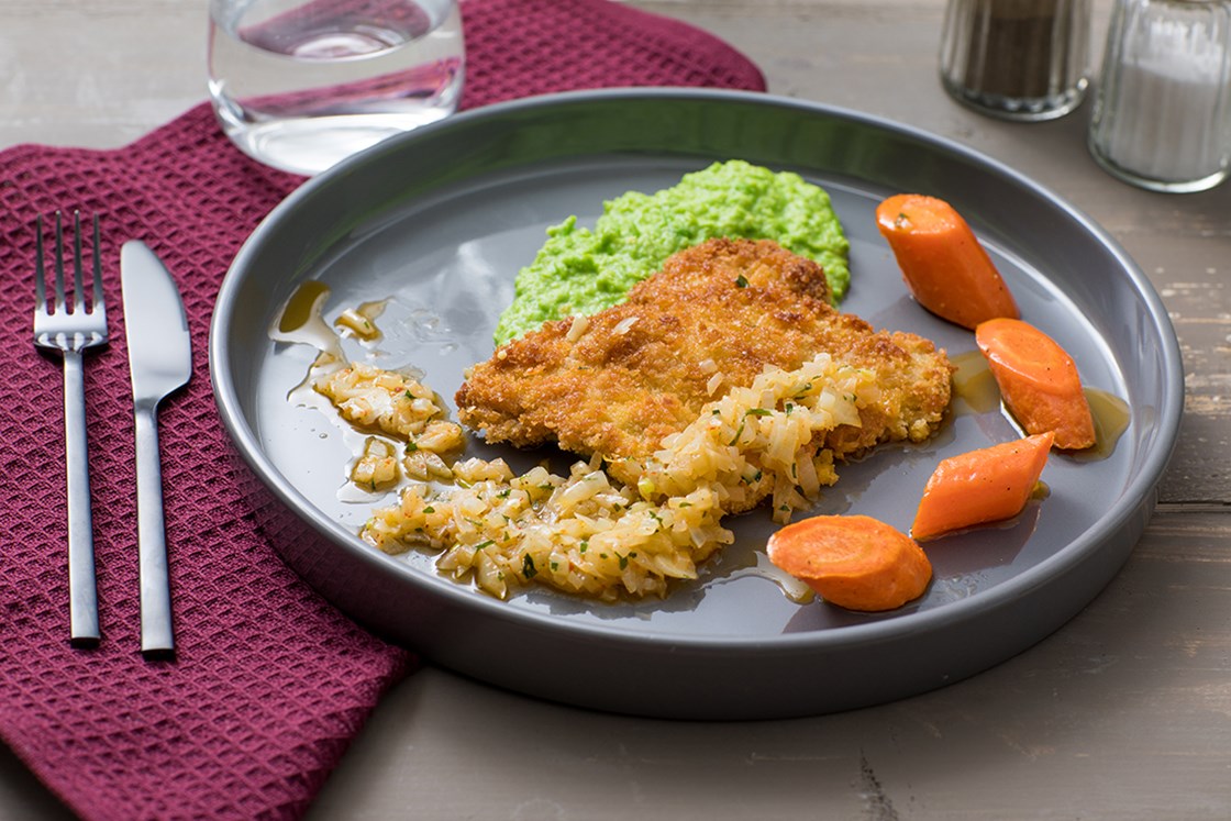 Svinesnitzel med ertepuré  og hvitløkssmør