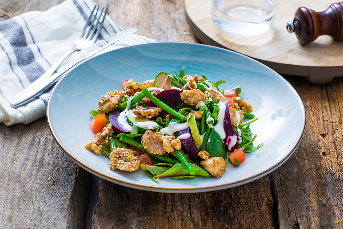 Kyllingsalat med kokt rødbet og valnøtter