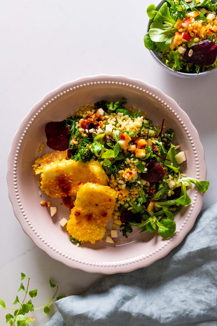 Paneret grillost med bulgur/kålsalat og citrus-chilidressing