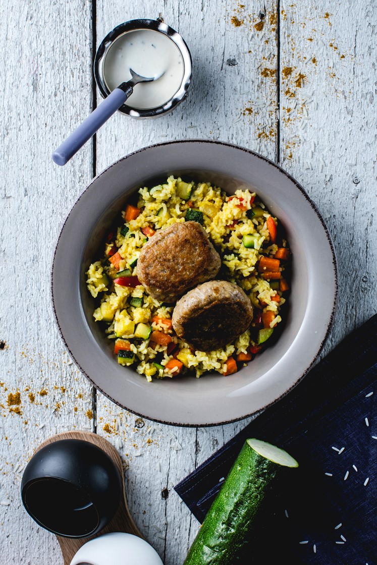 Kyllingfrikadeller med grønnsaksris og hvitløksdressing