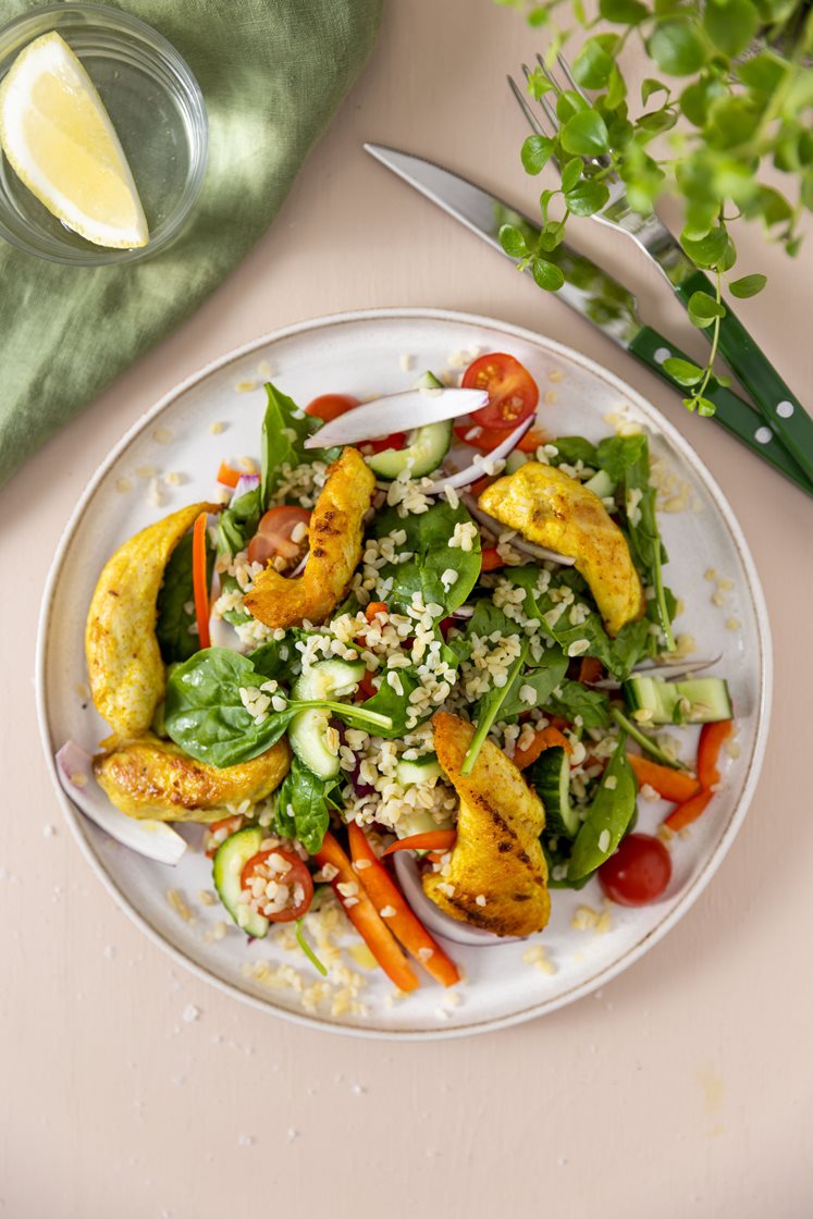 Bulgursalat med kylling, cherrytomater, spinat og sennepsvinaigrette