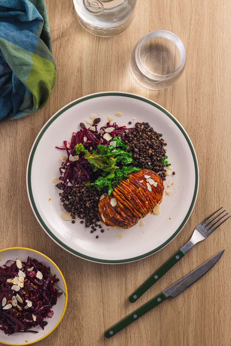 Hasselback selleri med rødbedesalat, mandler og belugalinser