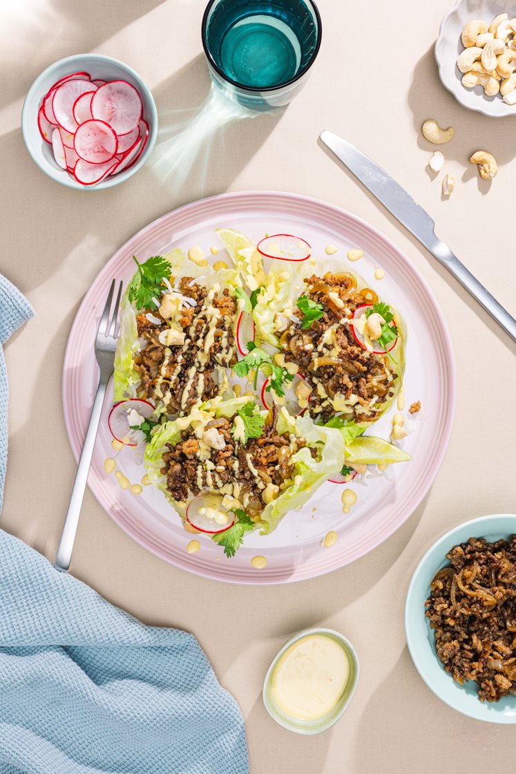 Salatwraps med sojaglaseret svinekød og marinerede radiser
