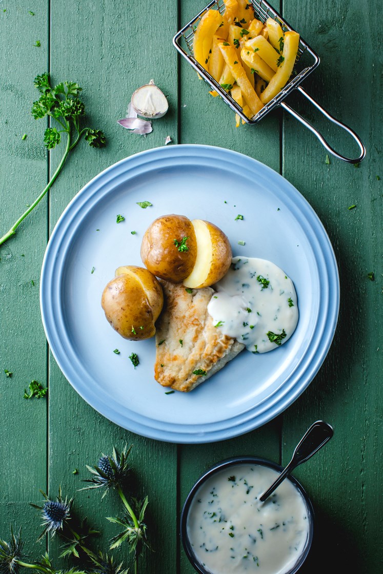Pannestekt sei med ovnsbakte kålrotstaver og persillesaus