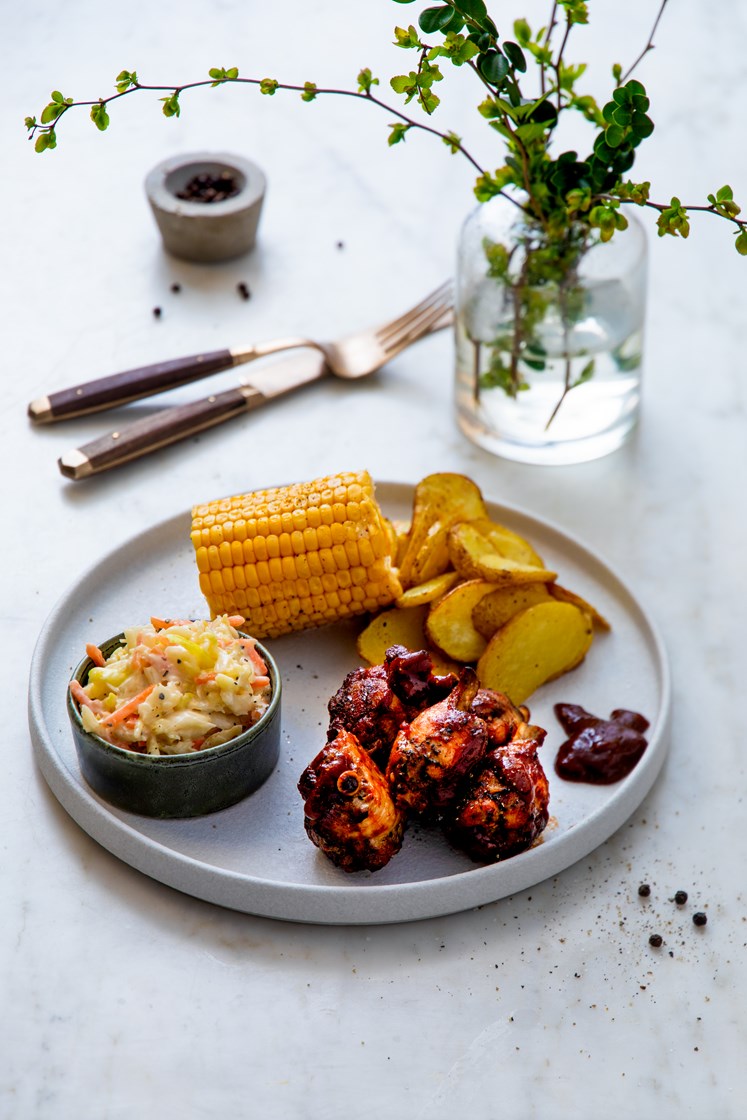 Kyllingvinger med barbecuesaus, ovnsbakte poteter, eplecoleslaw og maiskolber