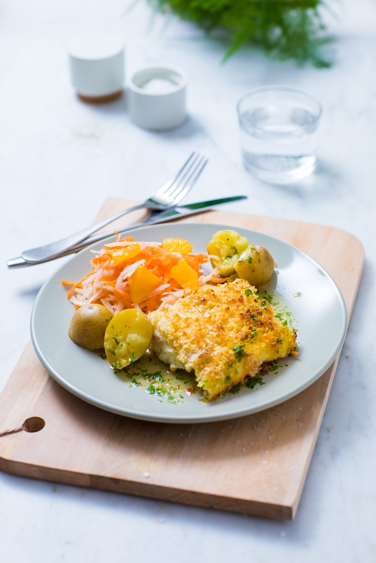 Fiskegrateng med poteter, råkostsalat og persillesmør