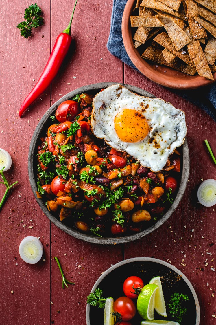 Meksikansk bønnegryte med tortillachips, speilegg og lime