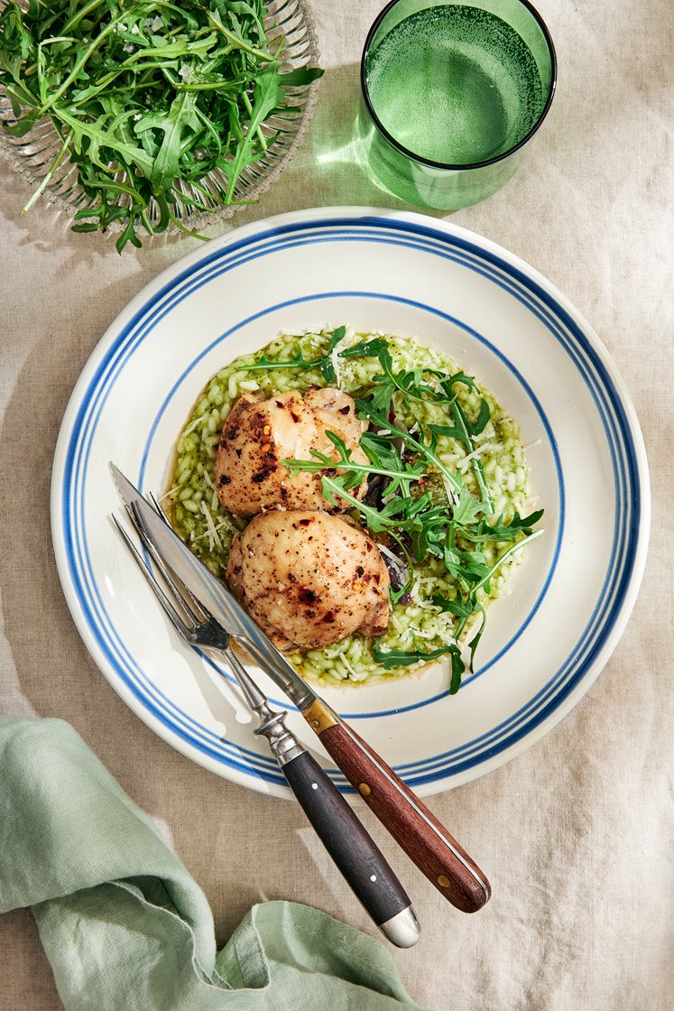 Risotto med basilikapesto, ugnsrostad kyckling och parmesan