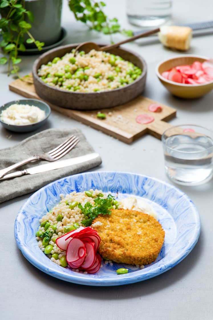 Vegetarschnitzel og vårsalat med perlecouscous, edamamebønner, kjørvel og pepperrotkrem