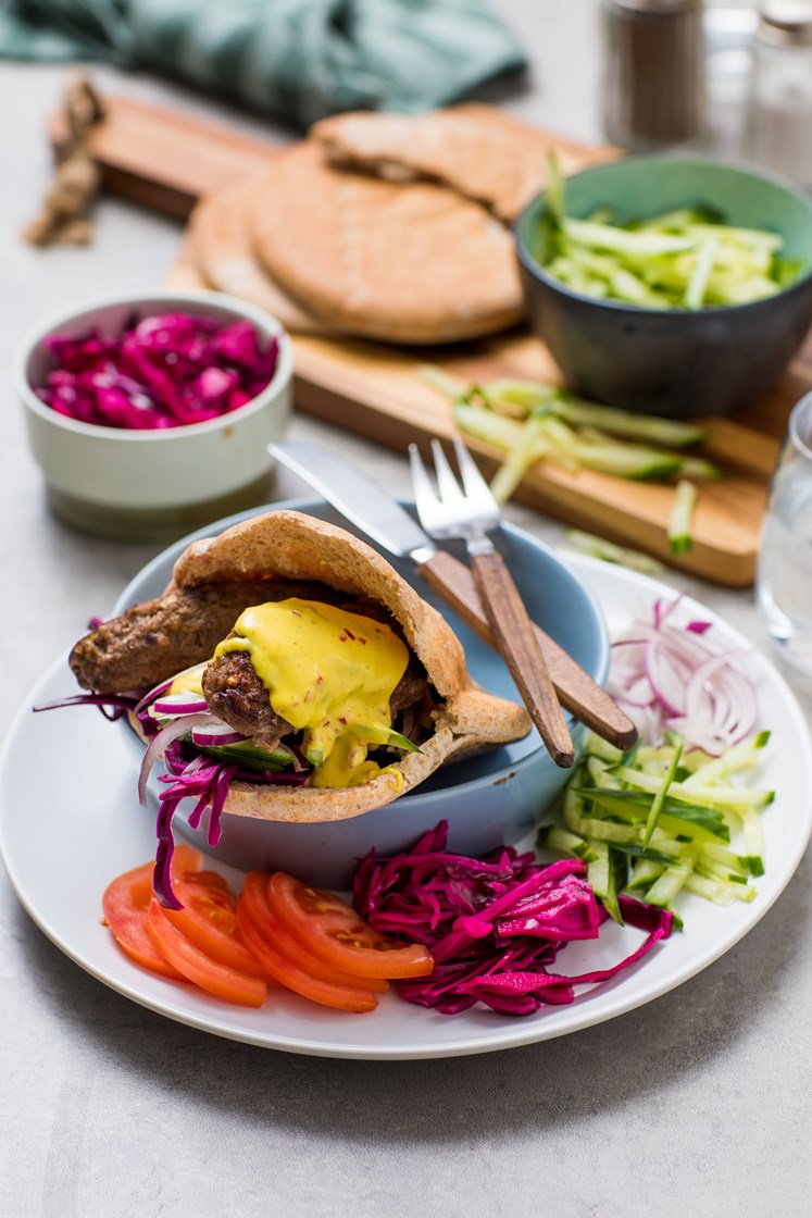 Lammekebab i pita med syltet rødkål og agurk med curry- og mangodressing