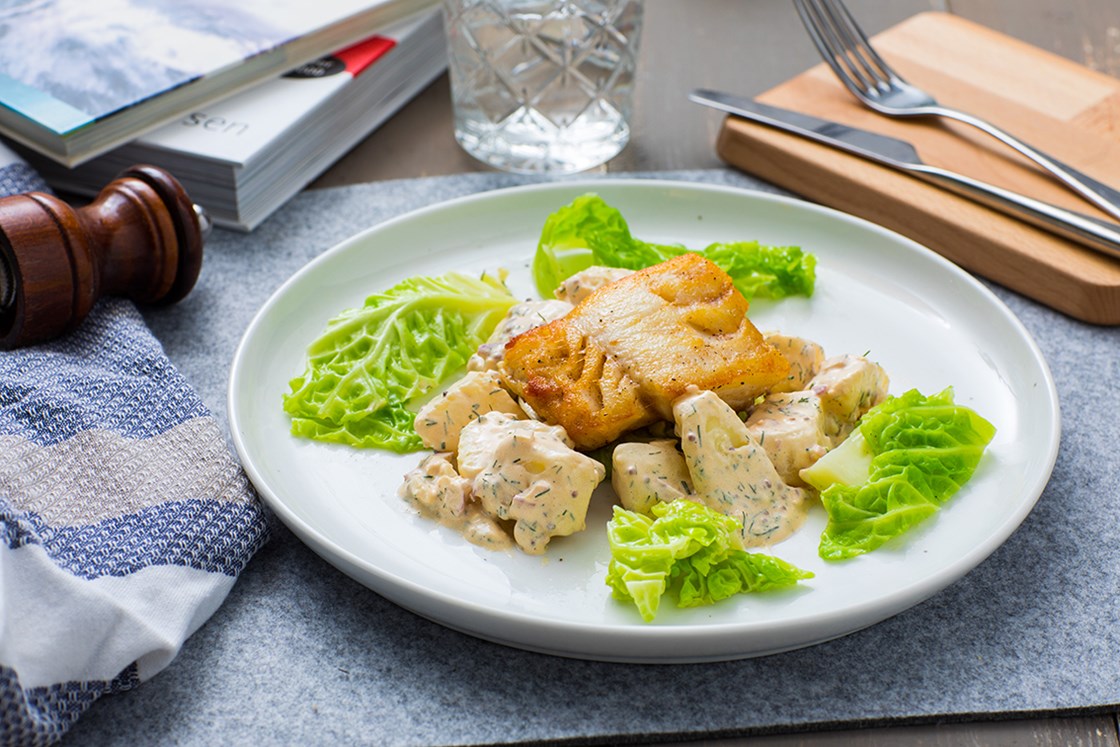 Torsk med dill- og sennepskremede poteter og smørdampet sommerkål