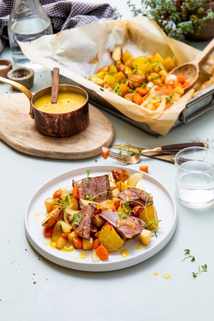 Lammestek med ovnsbakte poteter, glaserte rotgrønnsaker og løk, og kremet appelsinsaus med timian