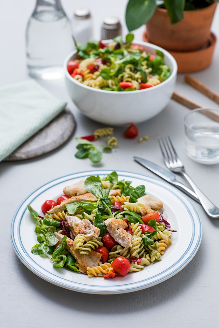 Pastasalat med kylling, grønn pestodressing og Grana Padano