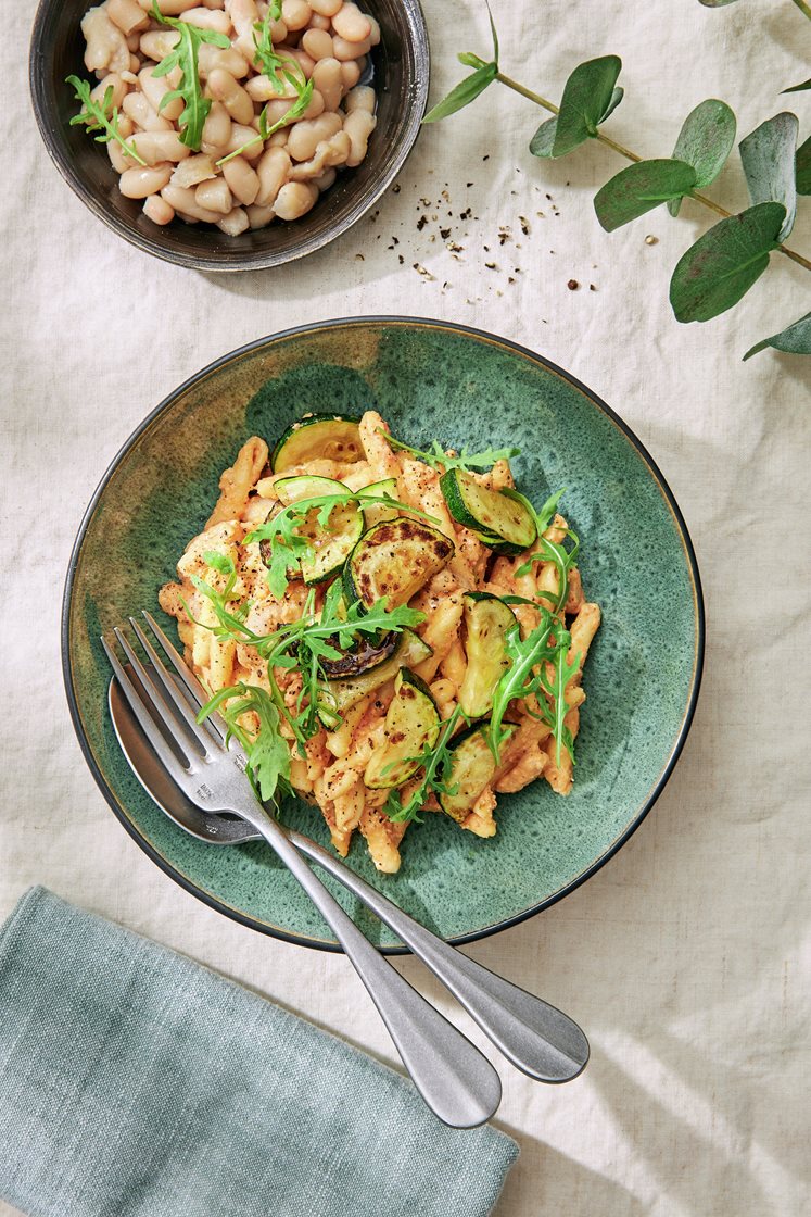 Pasta med paprika- och pinjenötspesto och vita bönor - Linas Matkasse