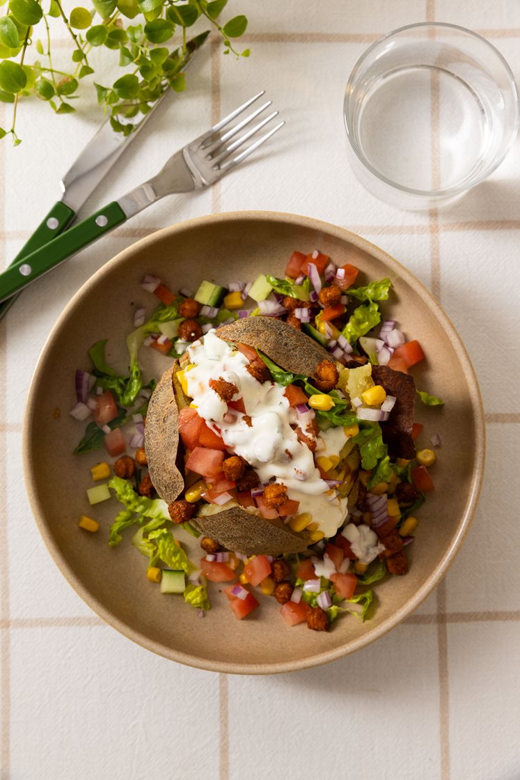 Bagt kartoffel med kikærter, grønt og hvidløgsdressing 